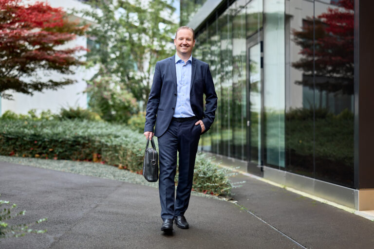 Morris Jud mit Aktentasche