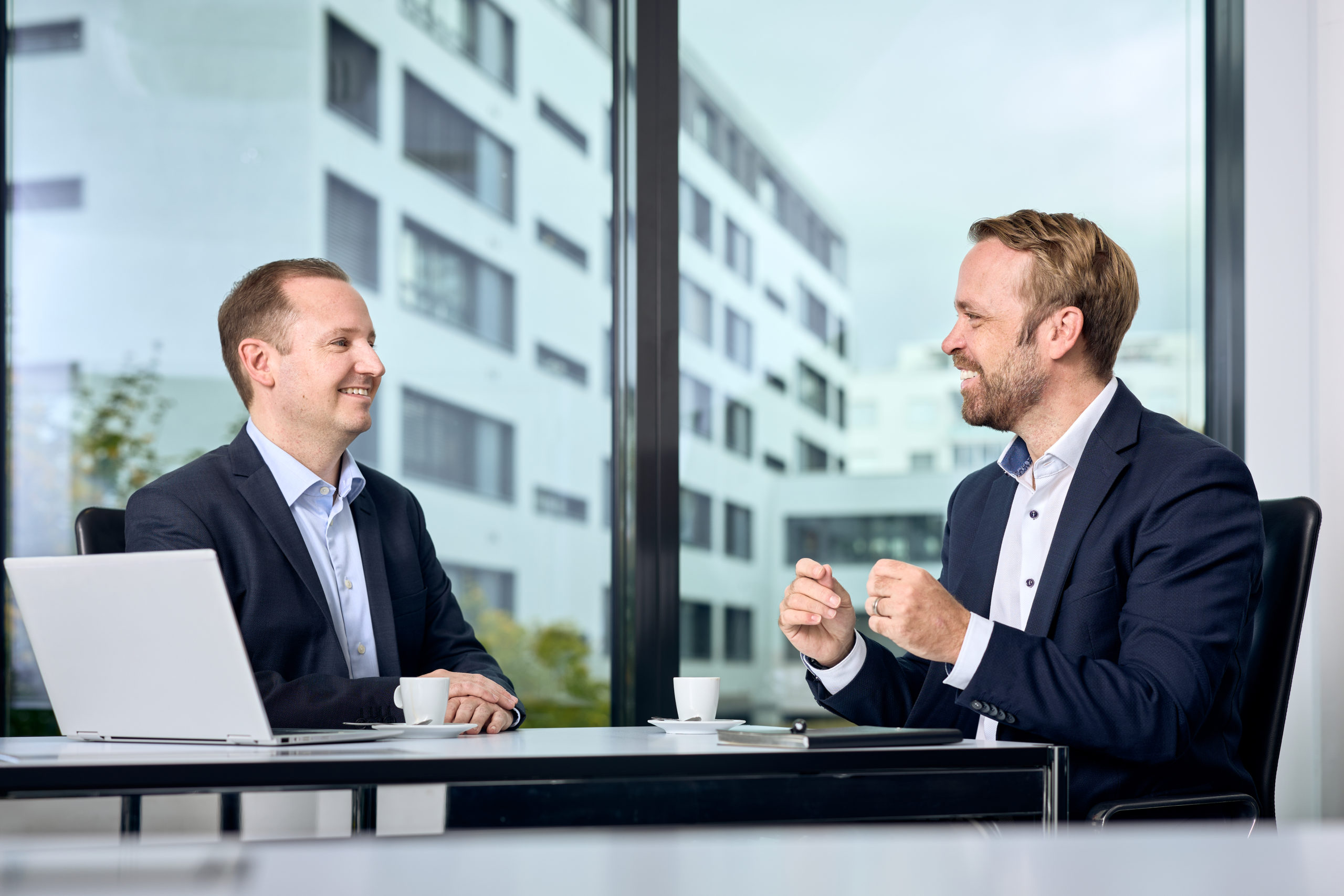 Morris Jud und Klient im Gespräch am Tisch