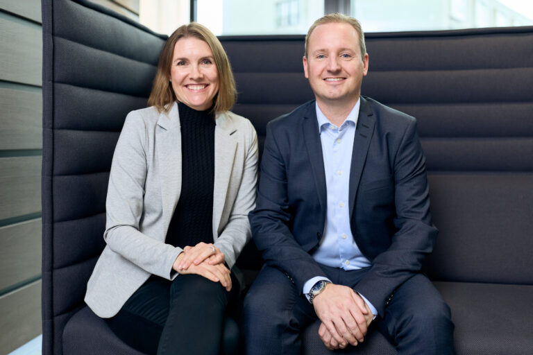 Sabrina Jud und Morris Jud nebeneinander sinder in der Lounge